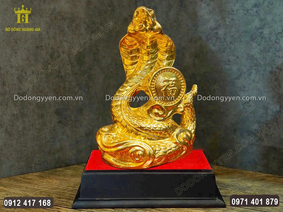 Toàn bộ bề mặt vật phẩm được dát vàng 9999 sang trọng